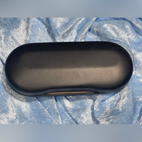 Guess Sunglasses/Clear Hard Storage case - Picture 2 of 5